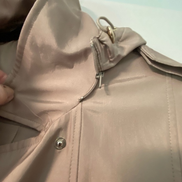 Woman’s rain coat. - Picture 5 of 9